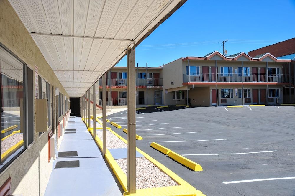 Rodeway Inn סדר סיטי מראה חיצוני תמונה