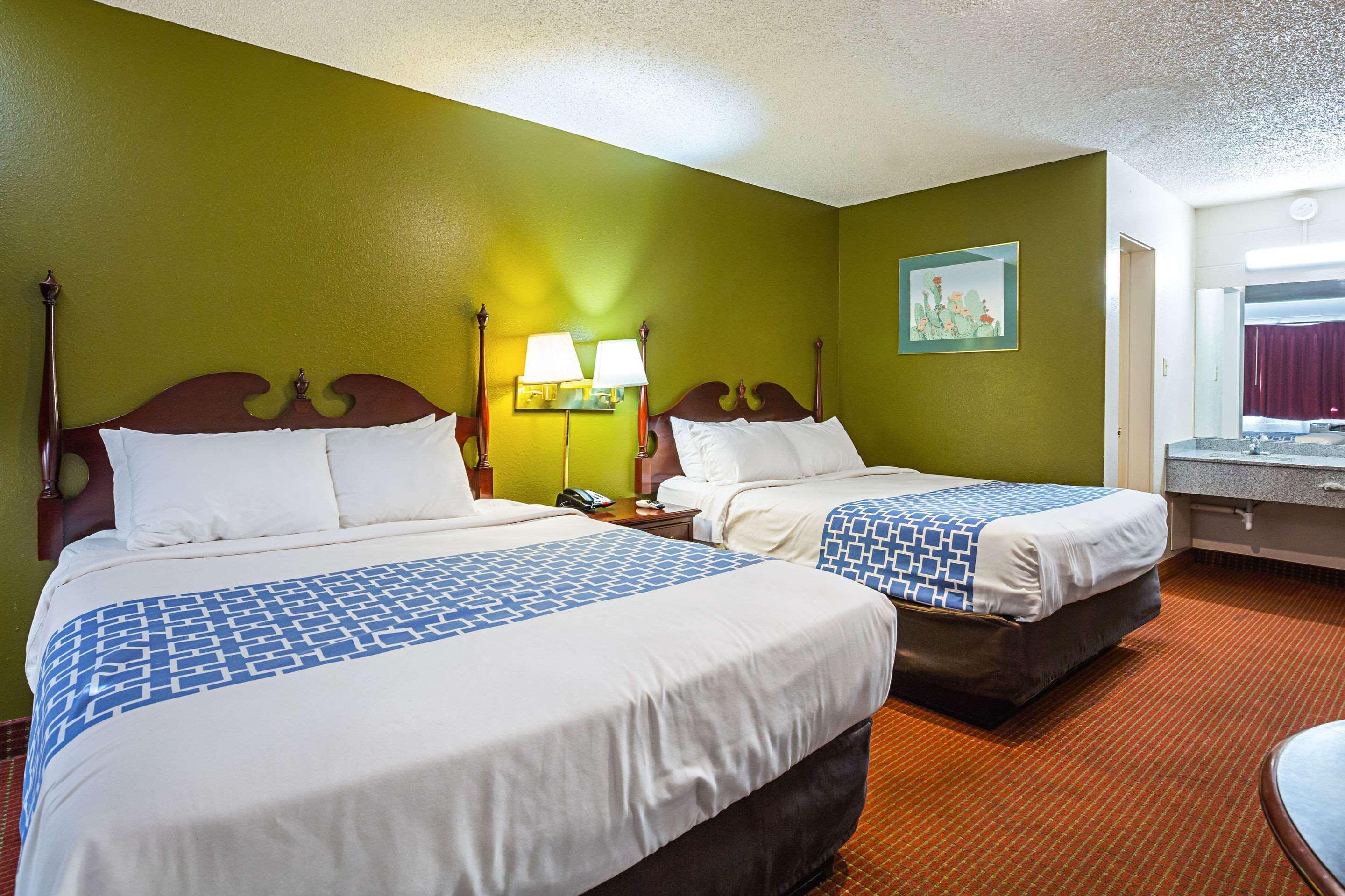 Rodeway Inn סדר סיטי מראה חיצוני תמונה