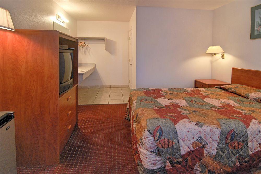 Rodeway Inn סדר סיטי מראה חיצוני תמונה