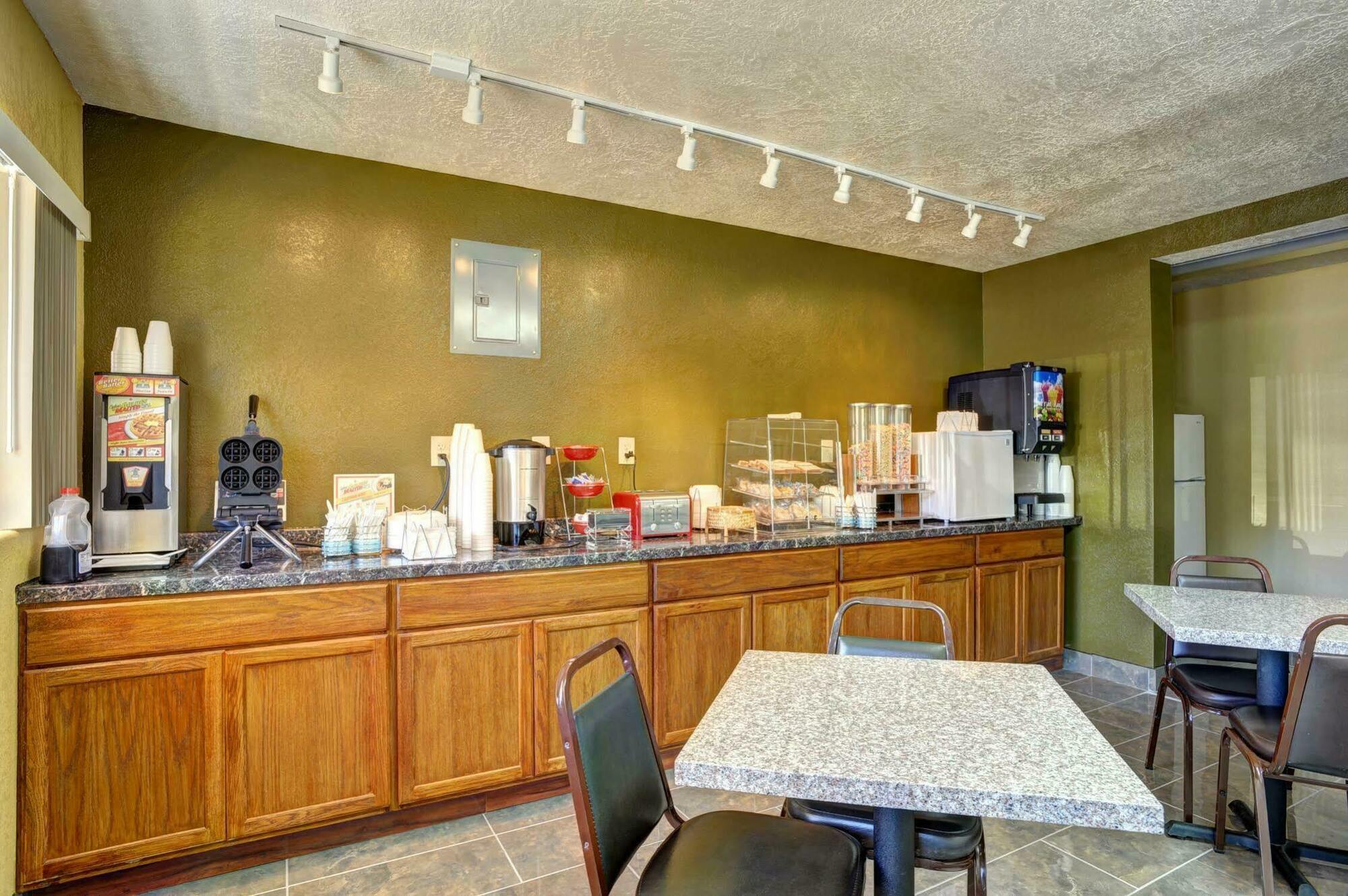 Rodeway Inn סדר סיטי מראה חיצוני תמונה