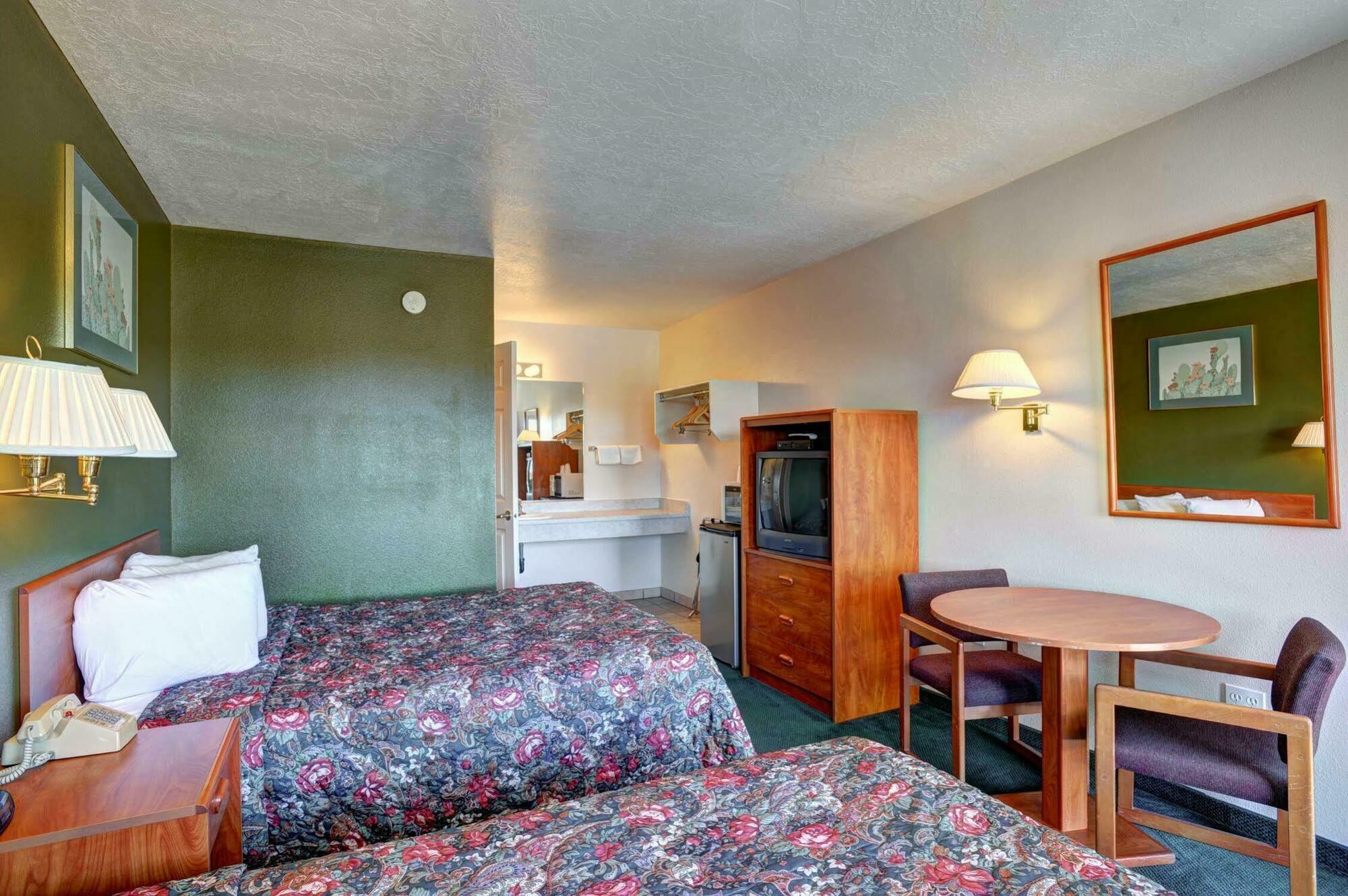Rodeway Inn סדר סיטי מראה חיצוני תמונה