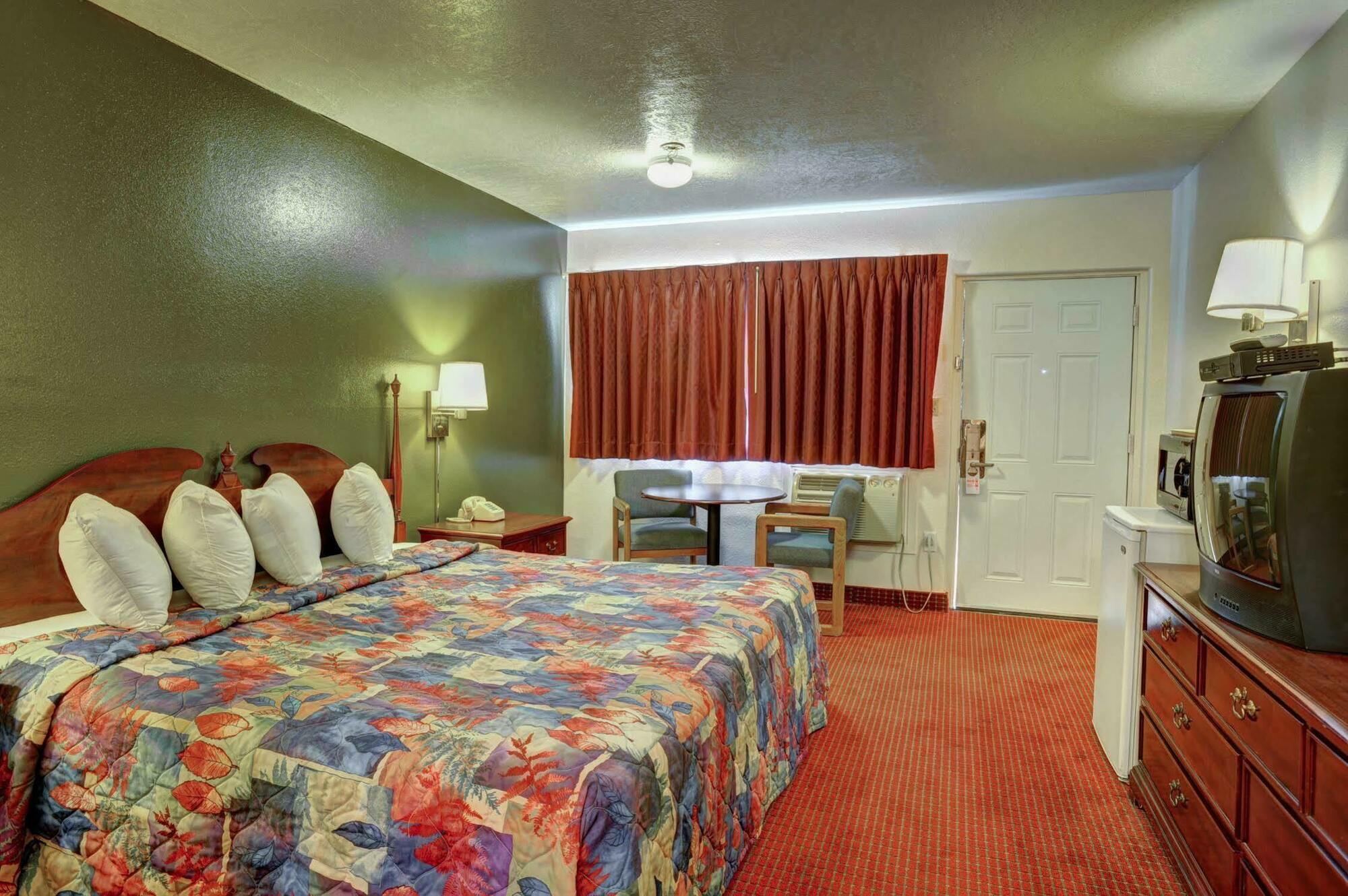 Rodeway Inn סדר סיטי מראה חיצוני תמונה